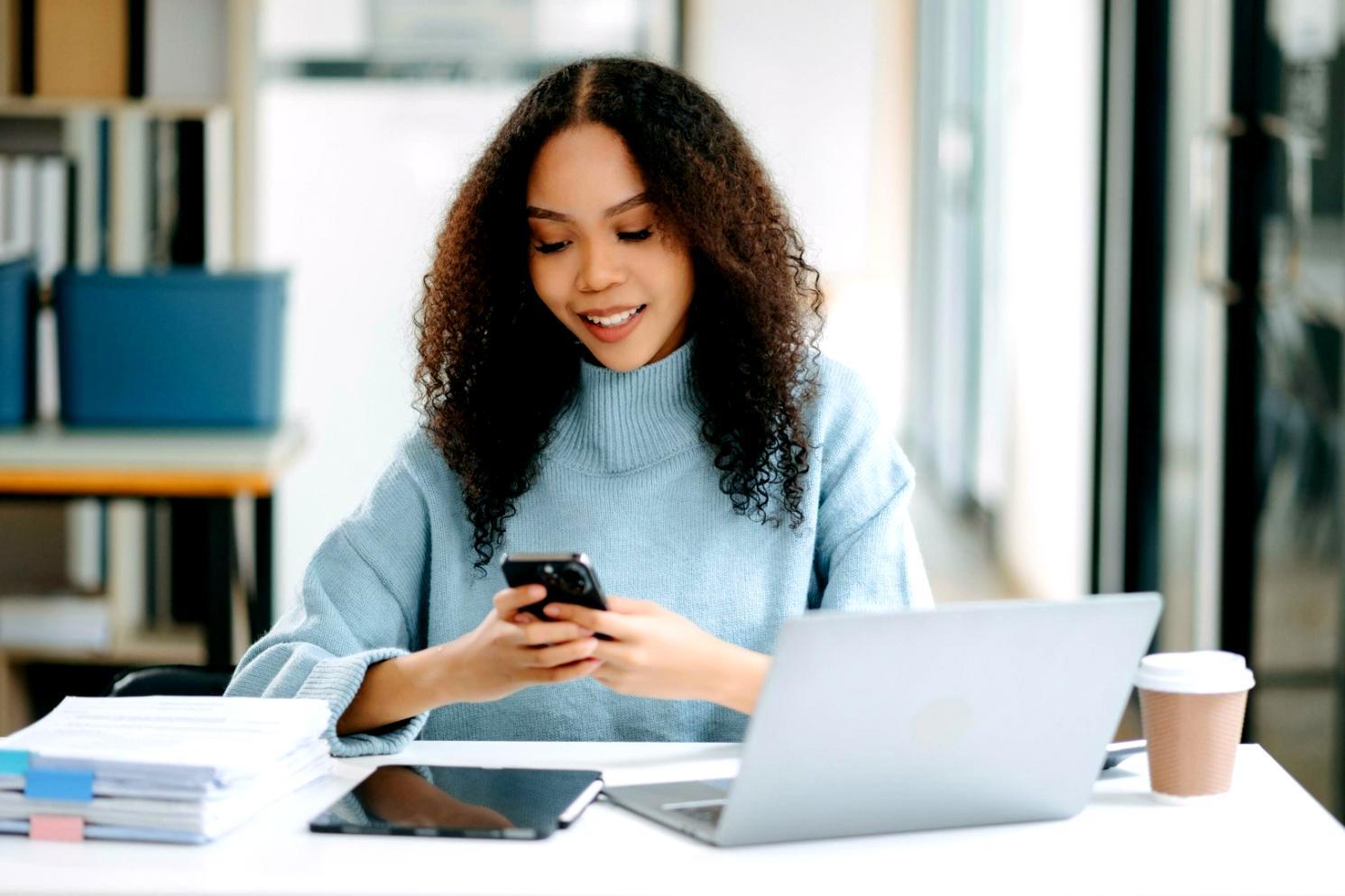 Équipe financière collaborant sur l'analyse du fonds de roulement