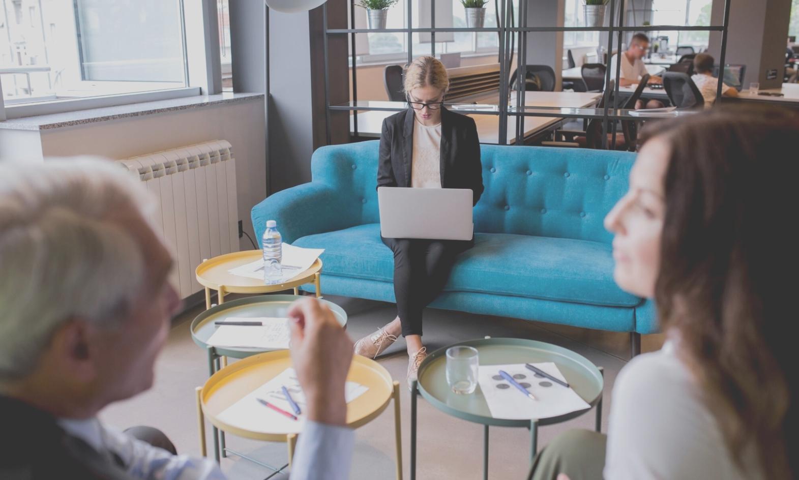 Analyste financier examinant des documents de fonds de roulement sur un bureau